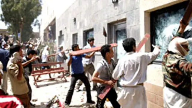 यमन में अमरीकी दूतावास की खिड़कियाँ तोड़ दी गईं. कर्मचारियों को सुरक्षित जगहो पर ले जाया जा चुका था