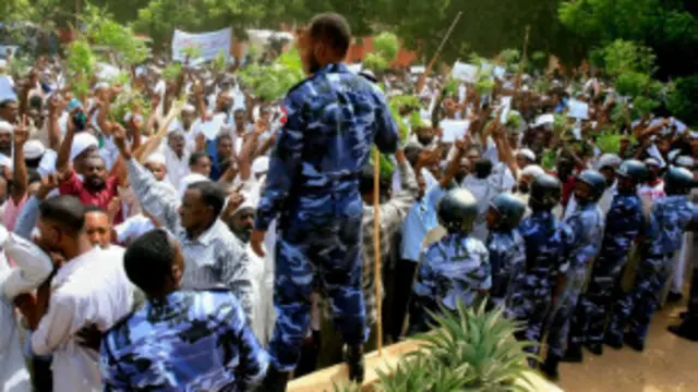 خرجت مظاهرات في السودان السنة الماضية مطالبة برحيل النظام