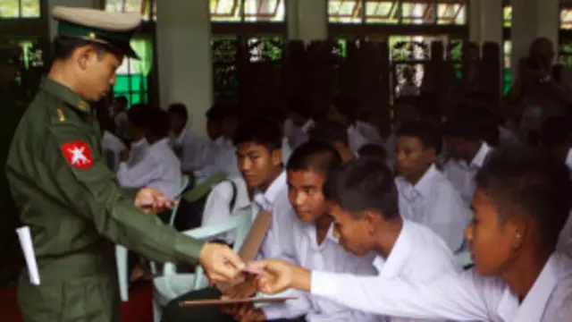 Lính trẻ em Miến Điện trong một đợt giải ngũ