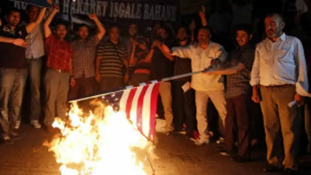 العلم الأمريكي يحترق