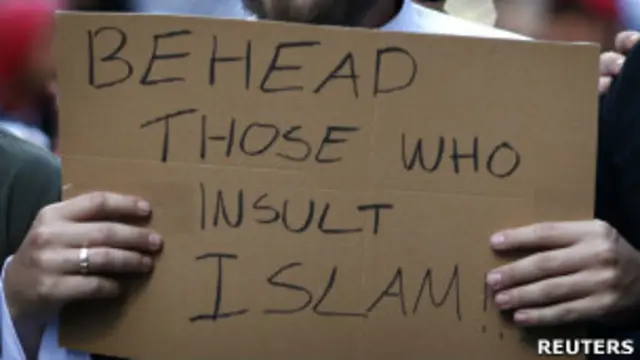 Un cartel en el que se le "decapite a los que insultan al Islam"