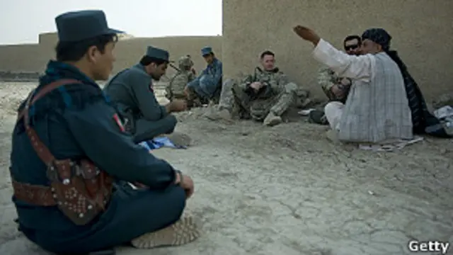 Афганские полицейские и натовские солдаты в совместном патруле