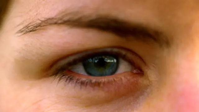 रंगों की विशेषताएं आंकने में महिलाएं पुरुषों के मुकाबले ज़्यादा सक्षम होती हैं. 