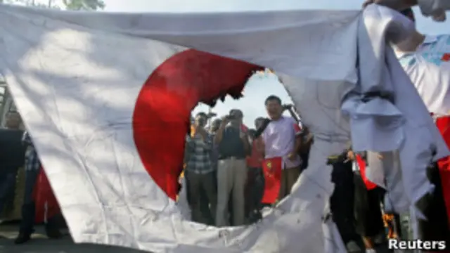 КНР: протестующие поджигают японский флаг