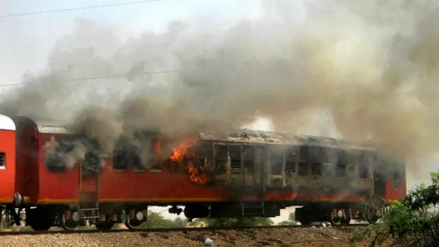 बीकानेर में ट्रक और ट्रेन की टक्कर