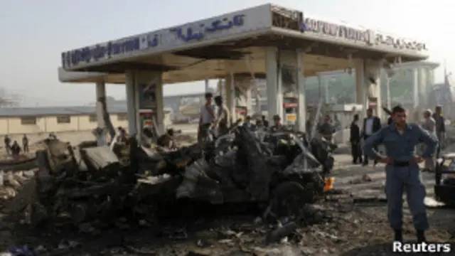 Полицейские ведут осмотр места взрыва в Кабуле