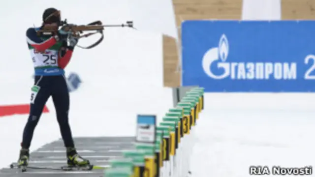 Надпись "Газпром" и биатлонист