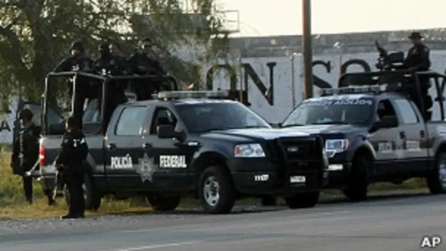Policía cerca de la puerta de una cárcel