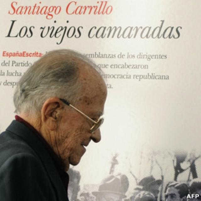 Santiago Carrillo ante la portada de uno de sus libros