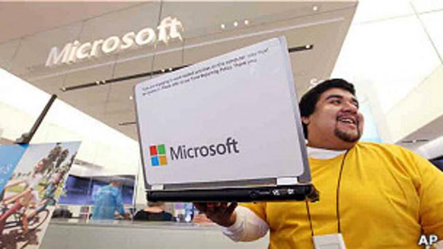 Empleado de Microsoft enfrente de una de sus tiendas