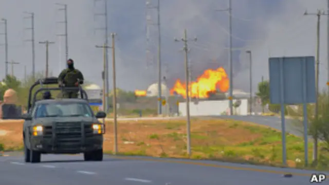 Военные у горящего завода в Рейносе