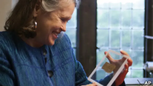 La investigadora Karen King recibió el papiro de manos de un coleccionista en 2011.