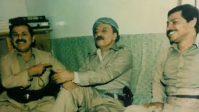 کمتر از یکسال پس از انقلاب حزب دمکرات کردستان ایران منحله اعلام شد و جنگی خونین بین نیروهای دولتی و دو جریان اصلی کردستان، یعنی کومله و دمکرات در گرفت./ نفر وسط عبالرحمان قاسملو رهبر حزب دموکرات کردستان ایران که ترور شد