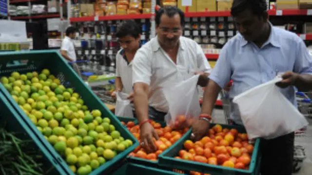 खुदरा क्षेत्र की विदेशी कंपनियों को 30 प्रतिशत माल स्थानीय कारोबारियों से खरीदना होगा.