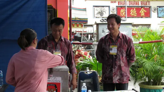 Warga menggunakan hak pilihnya di Pilkada DKI Jkaarta 2012