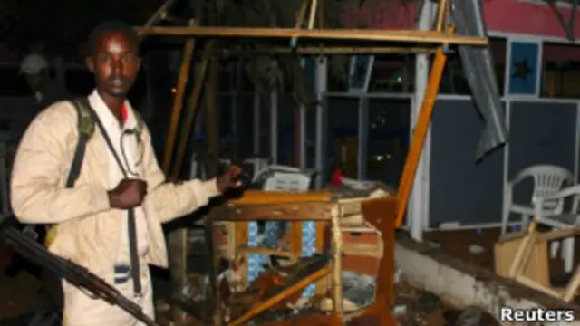 В разрушенном ресторане в Могадишо