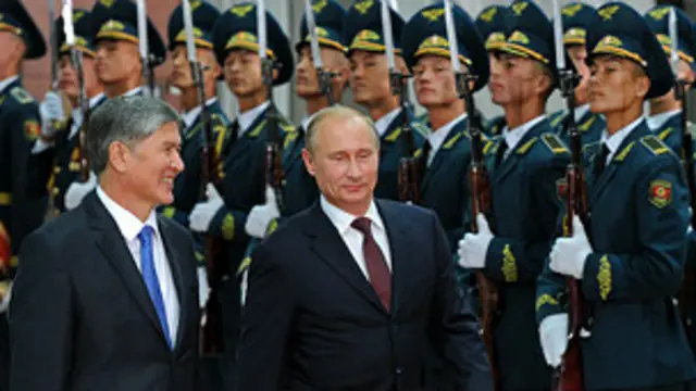 Путин и Атамбаев на фоне киргизских военных
