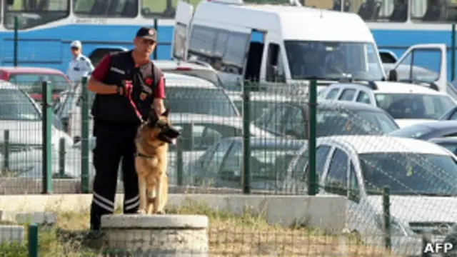 Полицейский у здания суда в Силиври