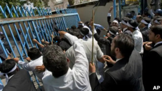 Пакистанские юристы пытаются сломать ограду у дипгородка