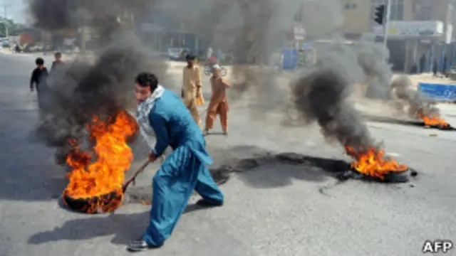 Протестующие в пакистанском городе Равалпинди жгут автомобильные покрышки