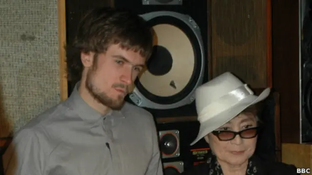 Йоко Оно и Петр Верзилов на церемонии награждения