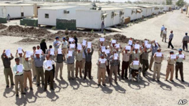 Члены "Моджахеддин-э Хальк" с плакатами в лагере беженцев в Ираке (11 сентября 2012 года)