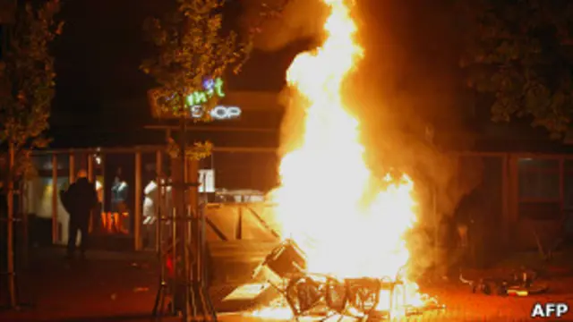 Стулья горят в нидерландском городе Харен 21 сентября