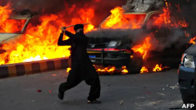 Участник протестов в Пакистане