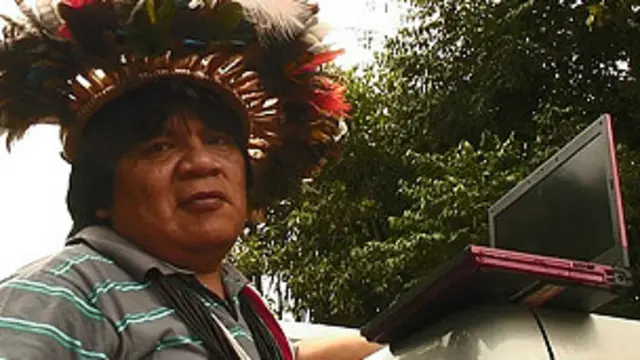 indígena brasileño con computador