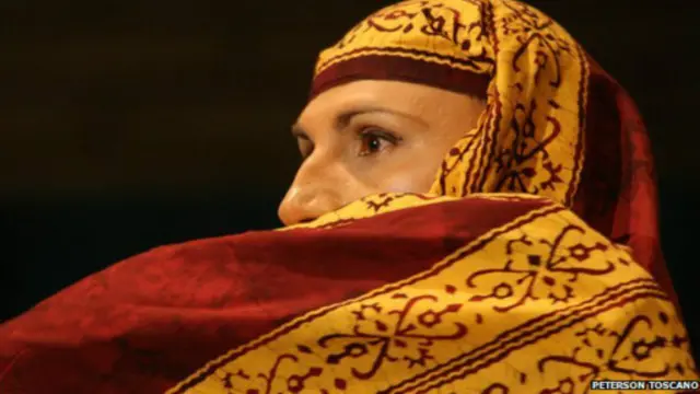 Peterson Toscano realiza presentaciones para alertar del daño que pueden causar las terapias de conversión.