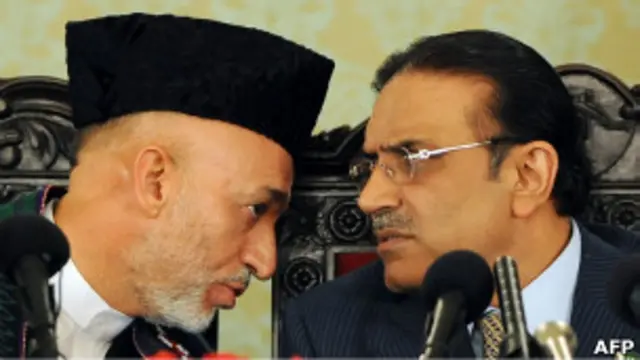 Президенты Афганистана и Пакистана Хамид Карзай (слева) и Асиф Али Зардари