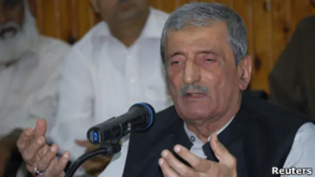 منگل کی رات غلام احمد بلور پر بھی اندرون پشاور میں خودکش حملہ کیا گیا تھا