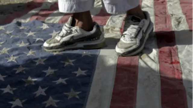 pisotean la bandera de EE.UU.