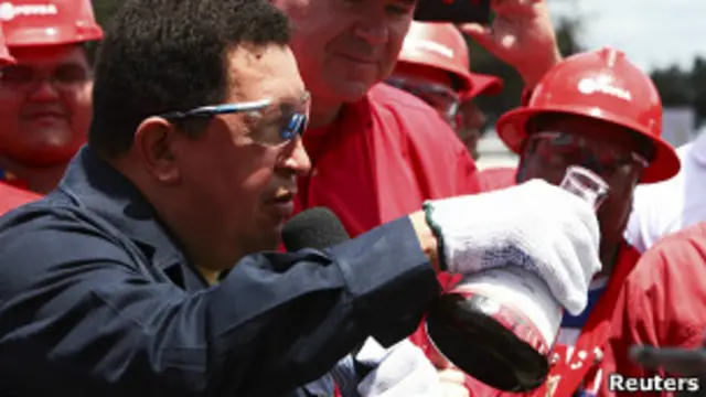 Hugo Chávez con una muestra de petróleo.