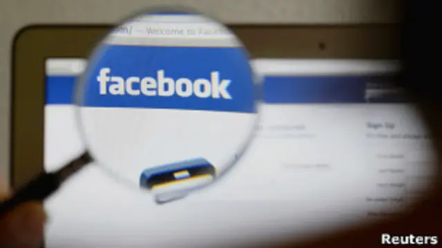 Окно входа в Facebook под лупой (фото 19 мая 2012 года)