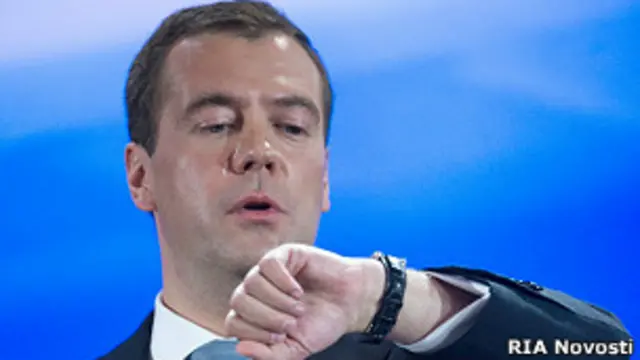Медведев смотрит на часы