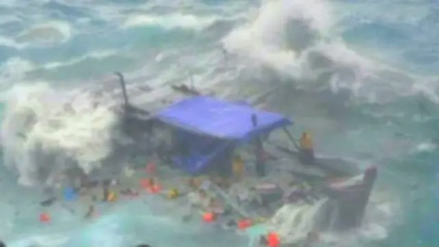 ان تارکینِ وطن میں ایک نے صحافیوں کو بتایا کہ ڈوبنے والی کشتی پر 72 افراد سوار تھے