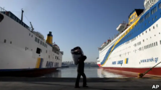 Пустой порт в Греции