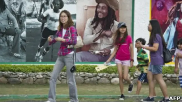 Плакаты с Бобом Марли на улицах Кингстона