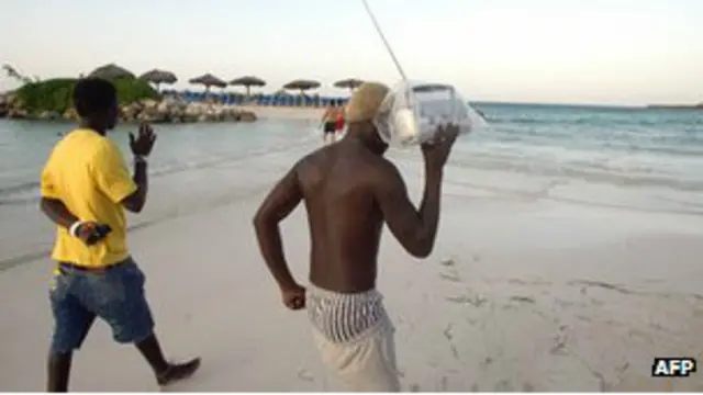 Ямайка: люди на пляже слушают музыку