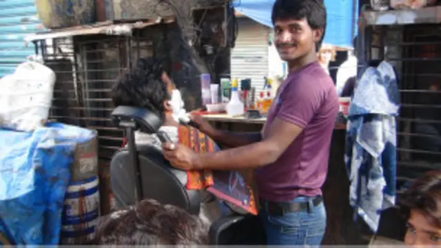 धारावी निवासी कहते हैं कि इस पर्यटकों के आने का उन्हें कोई फ़ायदा नहीं होता है.