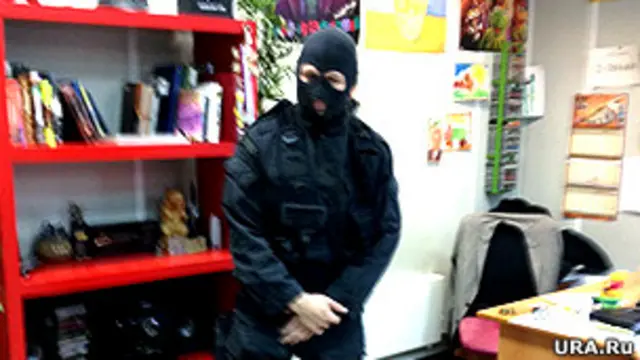 полиция в офисе ura.ru