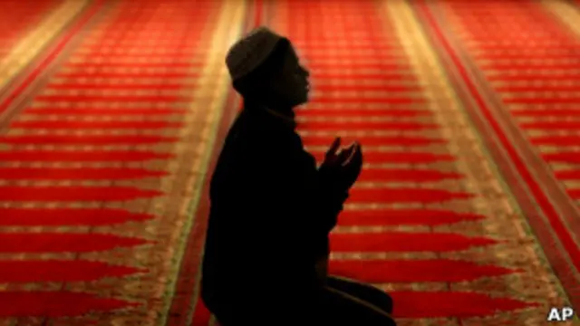 Warga Muslim di masjid