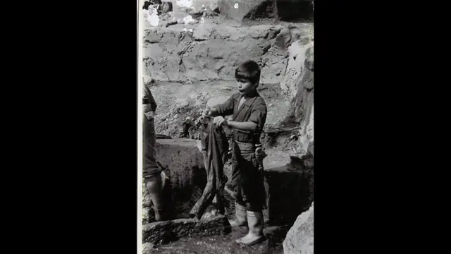 Un menor de edad en un campamento de las FARC de los años 70.