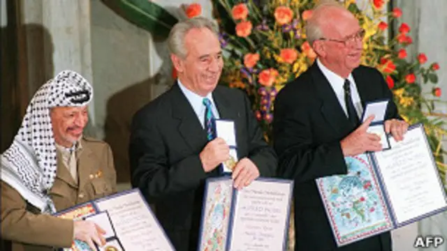 سنہ 1993 میں اسرائیلی وزیر اعظم اسحاق رابن اور تنظیم آزادی فلسطین کے سربراہ یاسر عرفات کے درمیان امن معاہدہ ہوا