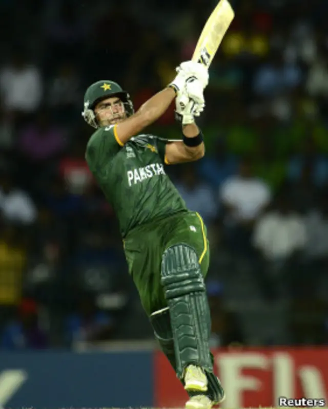 عمر اکمل يوازنی پاکستانی لوبغاړی و، چې د افريقايي بالرانو پر وړاندې ودرېد