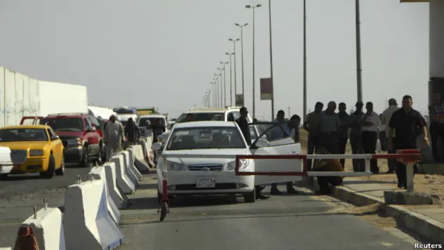 कैदियों के फरार होने के बाद जांच चौकी पर वाहनों की जांच हो रही है