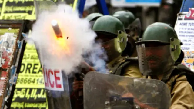 शिंदे ने दावा किया किया जो भी हल निकाला जाएगा वो दोनों पक्षों को शांति देगा.