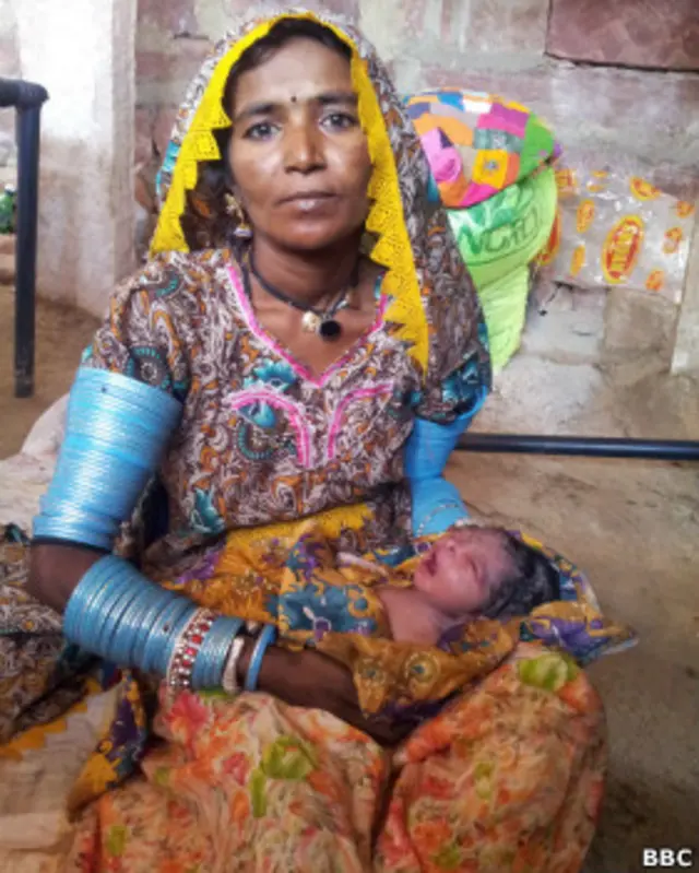 राधा अपनी नवजात बच्ची भारती के साथ