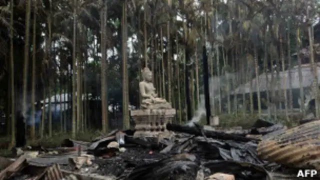 Статуя Будды на месте сожженного храма